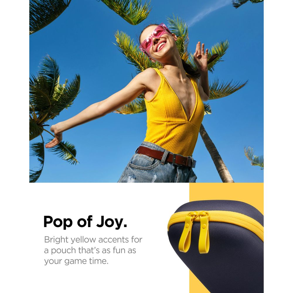 Una donna sorridente con top giallo e occhiali rosa all'aperto, con testo e una custodia scura con cerniera gialla.