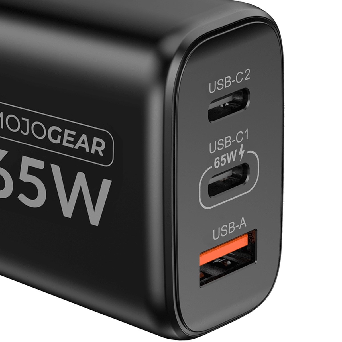 Un chargeur noir Mojogear 65W dispose de deux ports USB-C et d'un port USB-A orange sur sa façade.