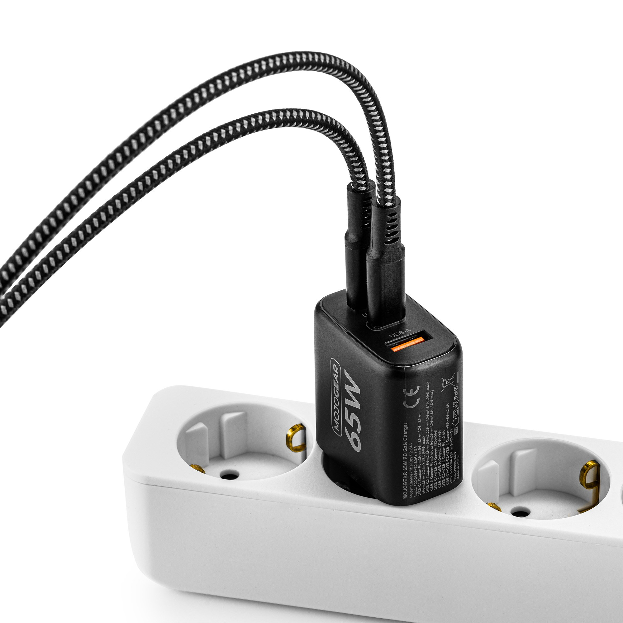 Un chargeur USB noir de 65W branché sur une multiprise blanche avec deux câbles tressés connectés.