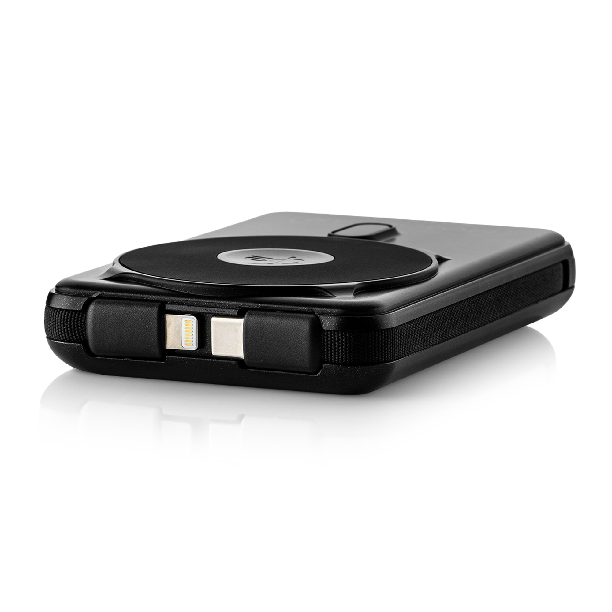 Schwarze Powerbank mit integrierten Ladeanschlüssen auf einer weißen Oberfläche.
