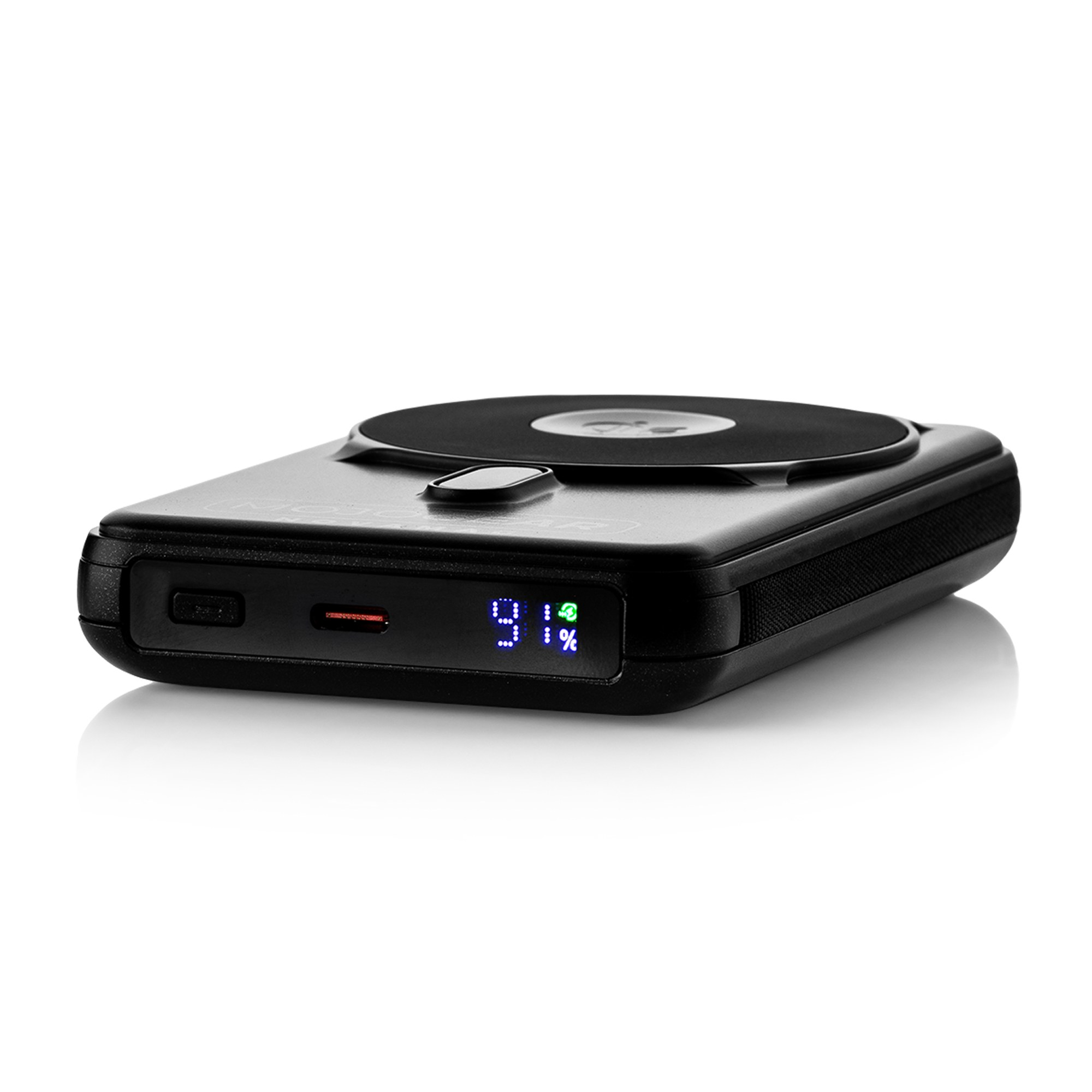 Schwarze Powerbank auf weißem Hintergrund mit digitaler Prozentanzeige und Ladeports.