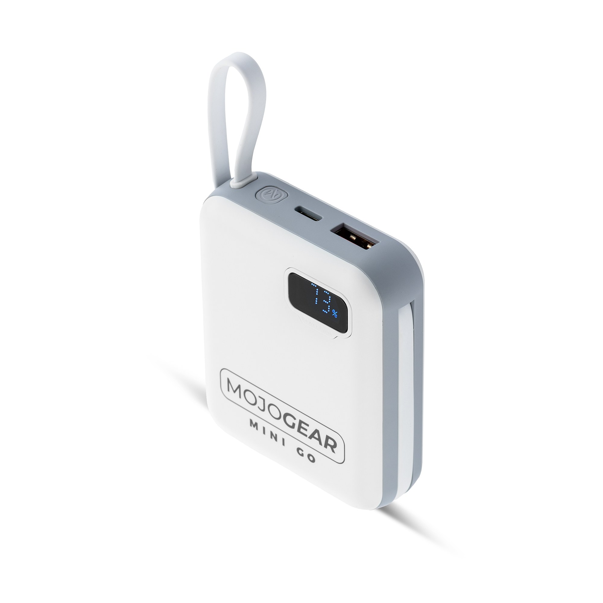 Eine weiße und graue Mojogear Mini Go Powerbank mit digitaler Prozentanzeige und Trageschlaufe auf weißem Grund.
