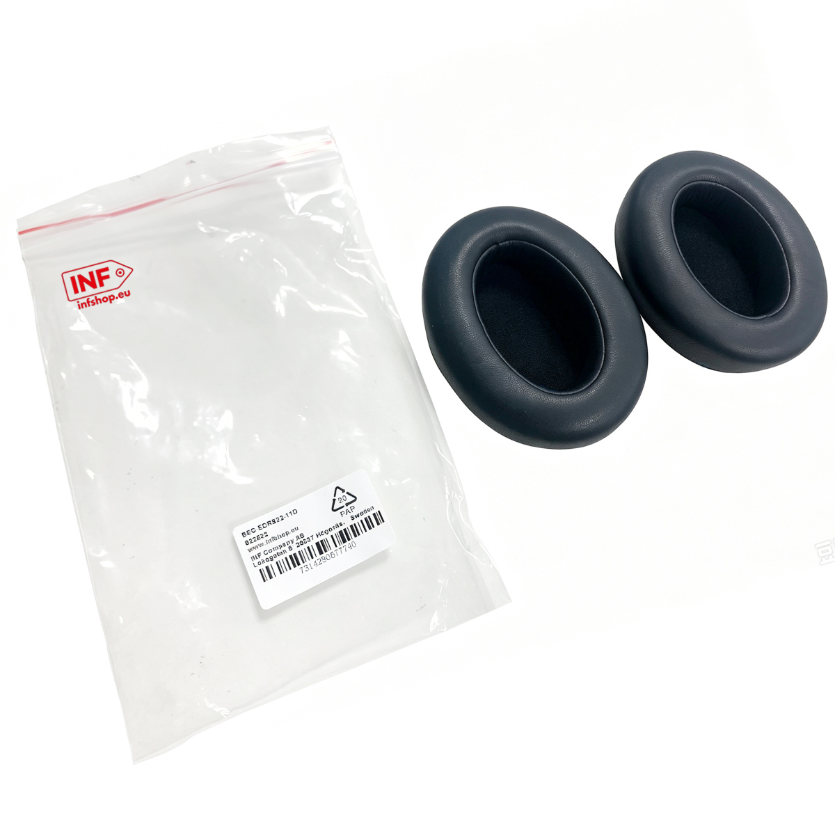 Due cuscinetti auricolari neri per cuffie si trovano accanto a una busta di plastica con etichetta a barre.