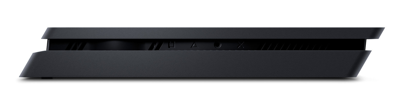 Una consola negra PlayStation 4 Slim en vista inclinada que muestra la ranura frontal y los símbolos del mando.