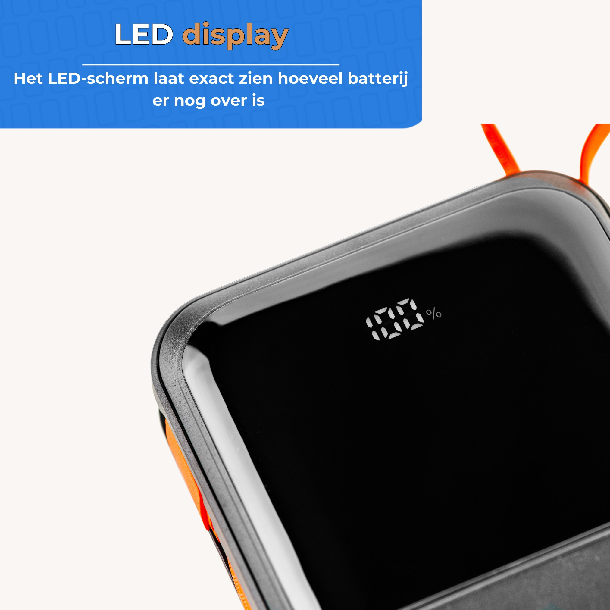 Eine Powerbank mit schwarzem Gehäuse und LED-Display, das 100 % anzeigt.