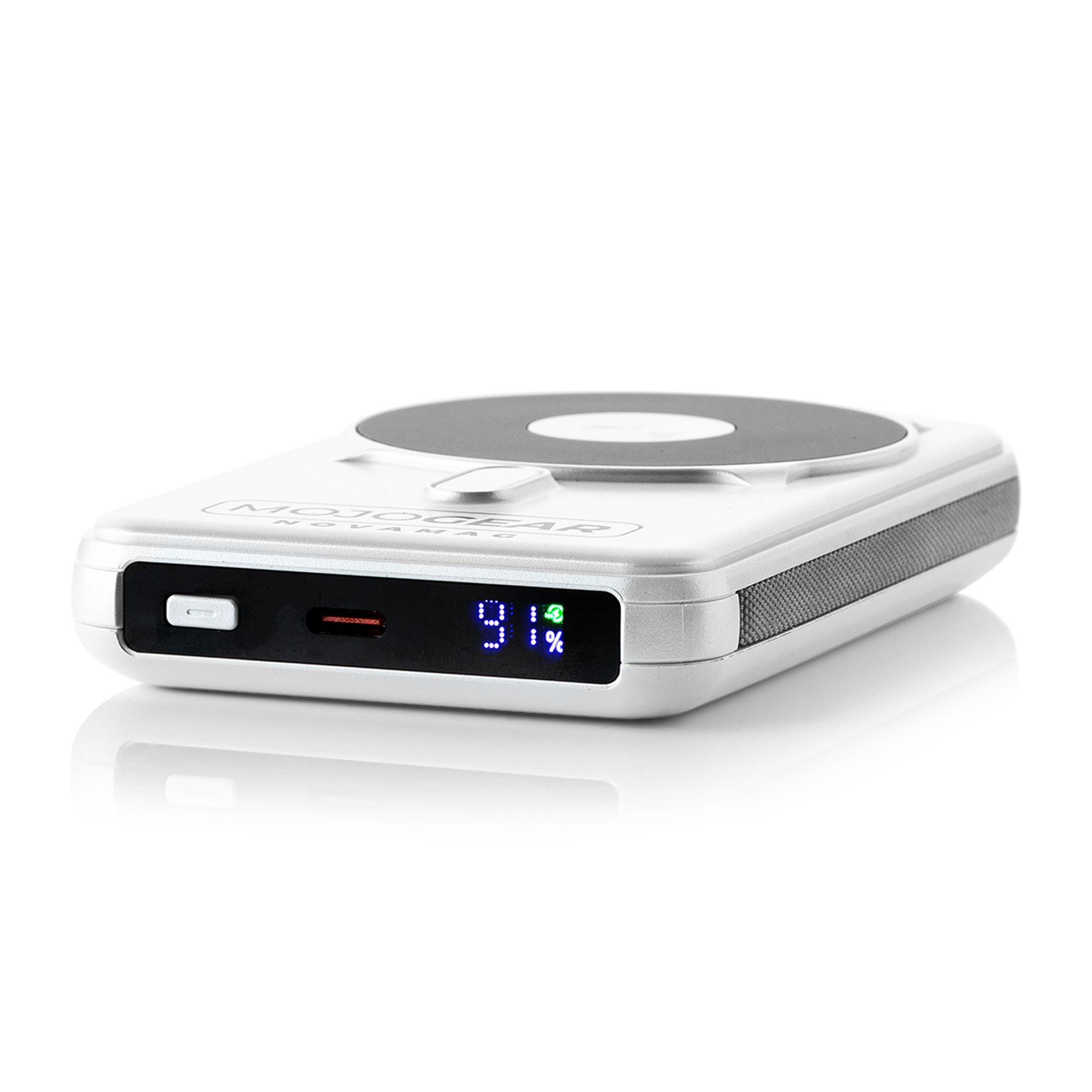 Eine silberne Powerbank mit Digitalanzeige zeigt 91 Prozent Akku auf weißem Hintergrund.