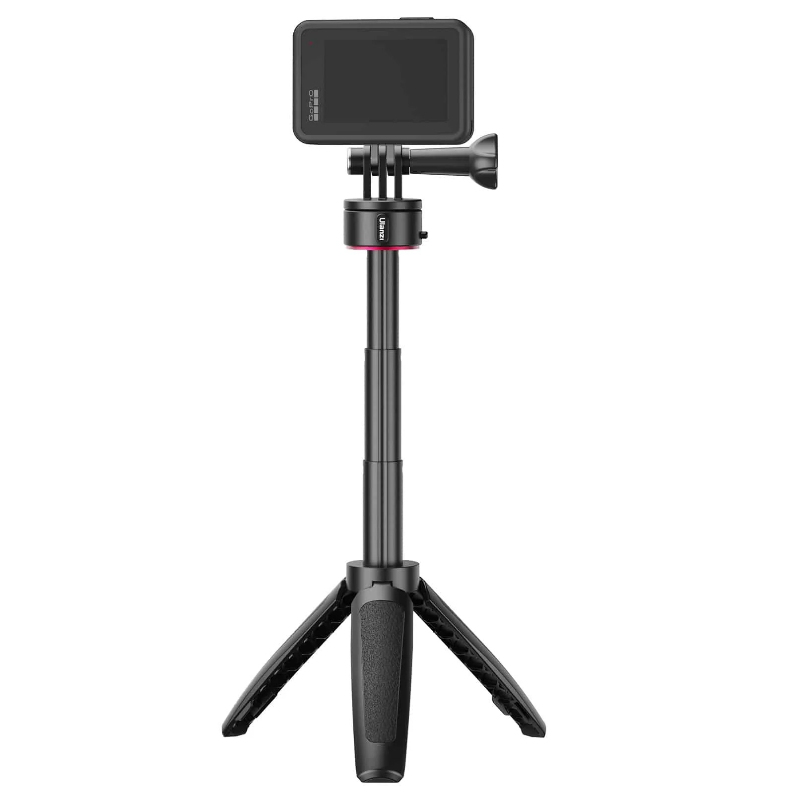 Un treppiede nero con asta regolabile e una telecamera GoPro montata sopra, su sfondo bianco.