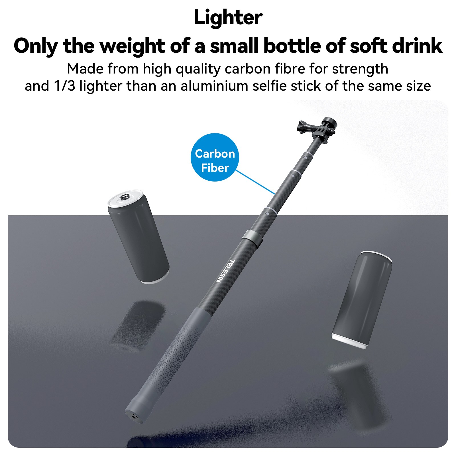 Carbonfiber selfie-stick naast twee frisdrankblikjes op een grijze ondergrond met tekst erboven.
