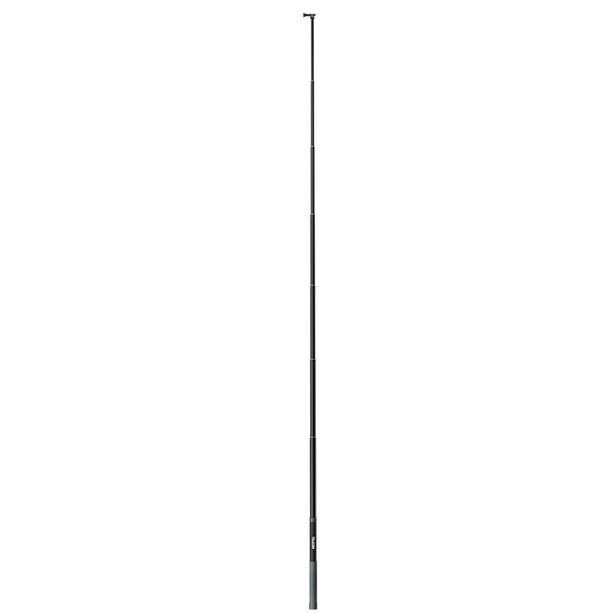 Een lange, zwarte telescopische selfiestick op een witte achtergrond.