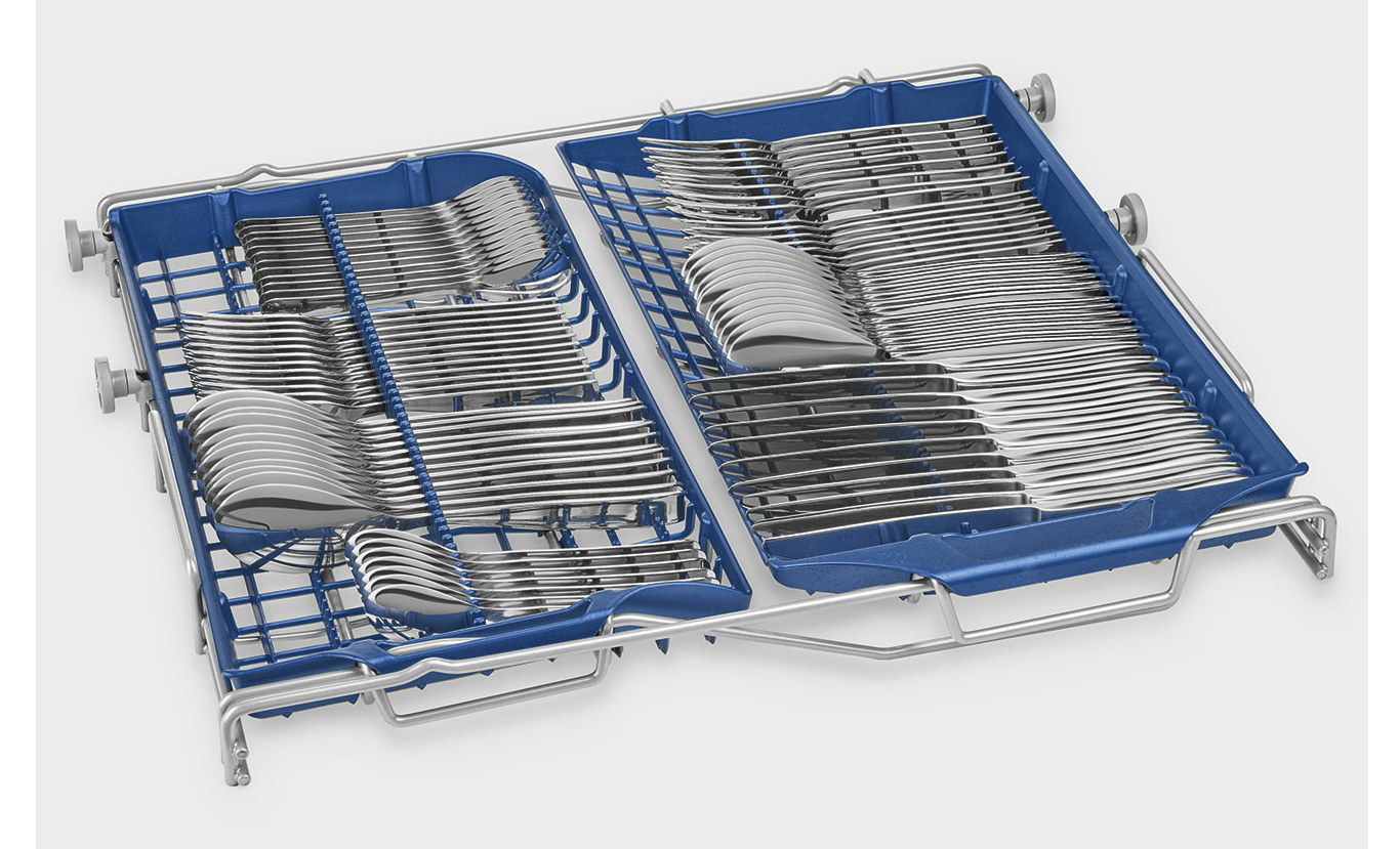 Un cesto azul para cubiertos de lavavajillas lleno de cubiertos de plata ordenados.