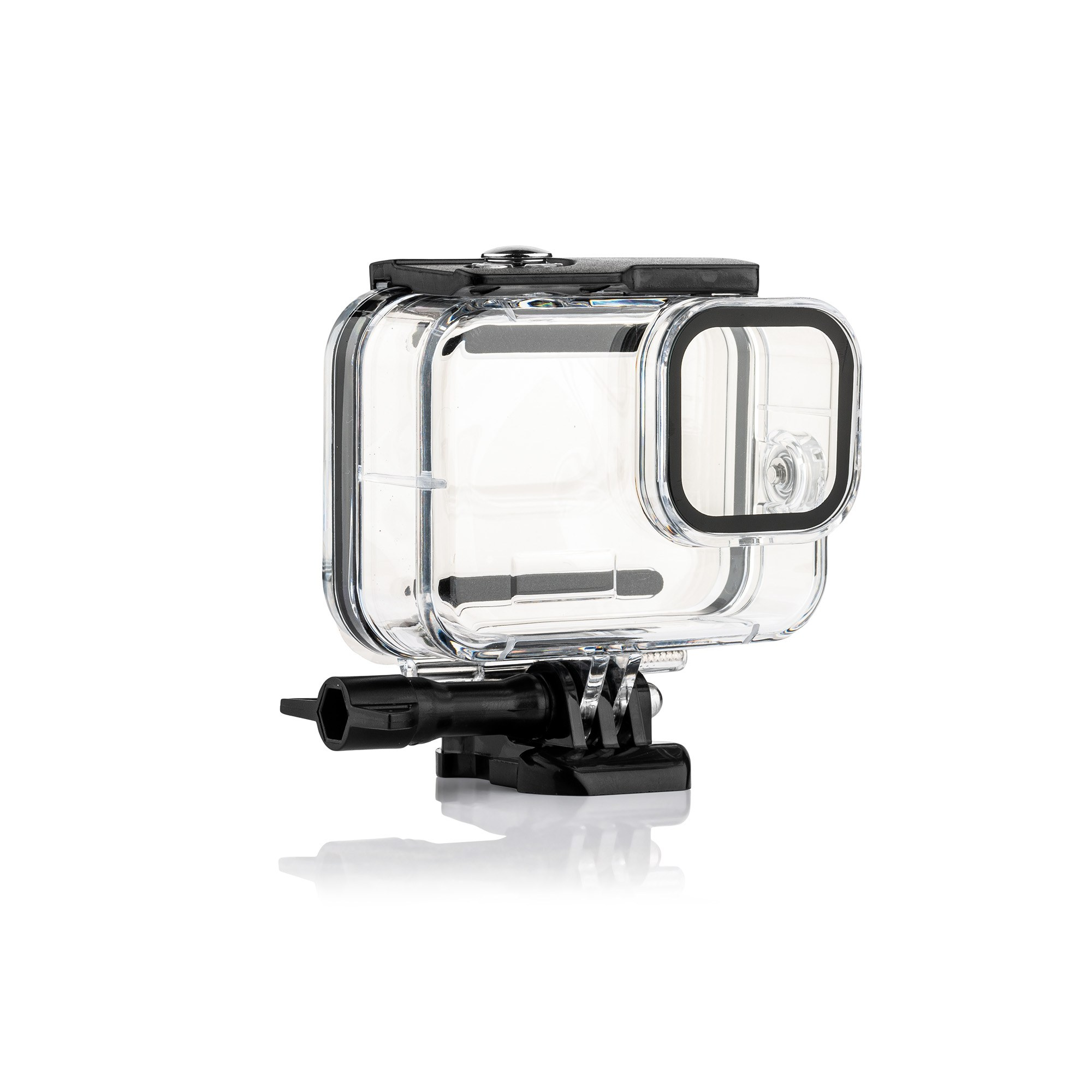 Een heldere, waterdichte actiecamera-behuizing met zwarte bevestigingen op een witte achtergrond.