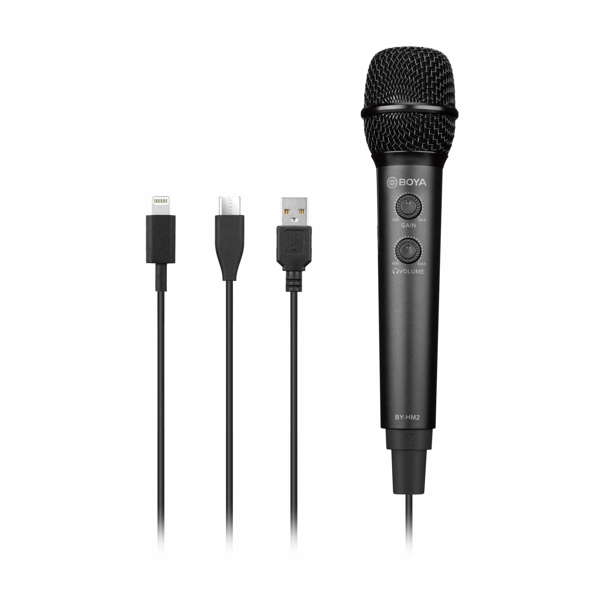 Schwarzes Boya-Mikrofon mit Gain- und Lautstärkeregler sowie drei Kabeln mit Lightning-, USB-C- und USB-A-Anschlüssen.
