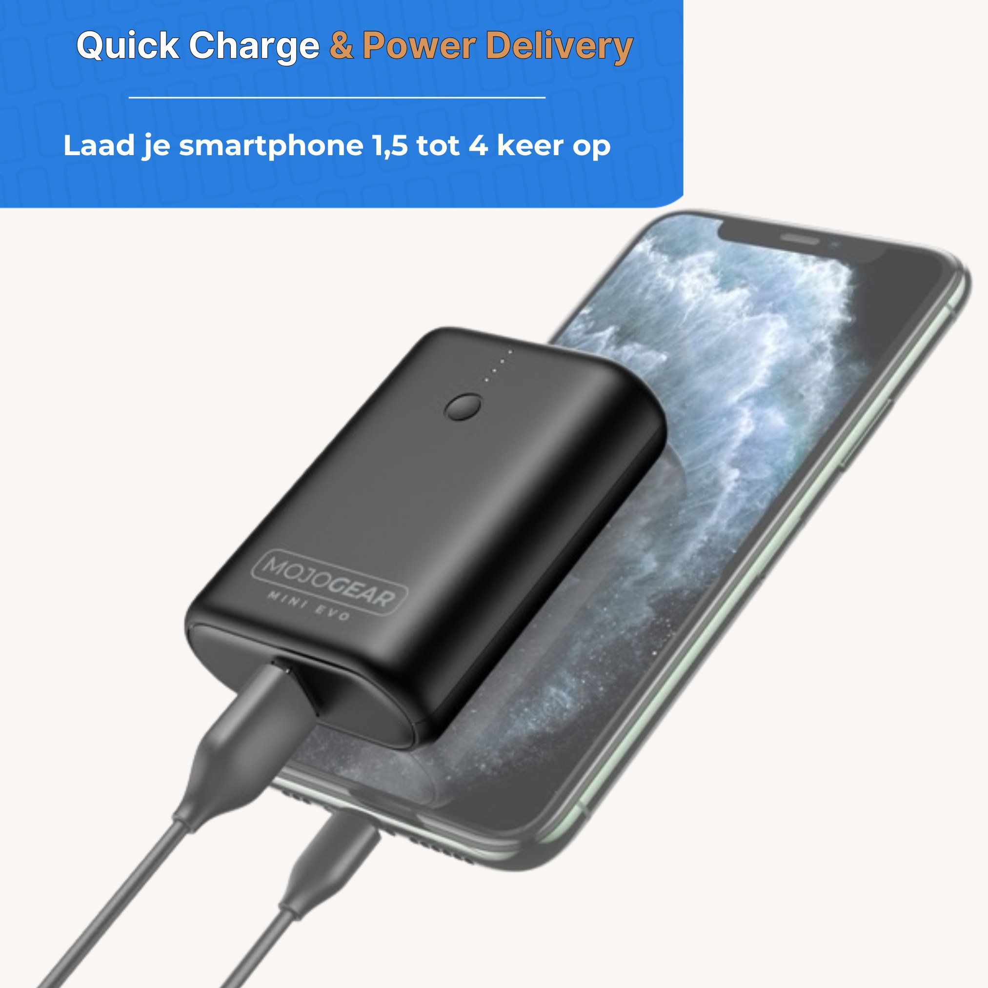 Une batterie externe MojoGear noire sur un smartphone avec fond d'écran de vagues, connectée par des câbles.