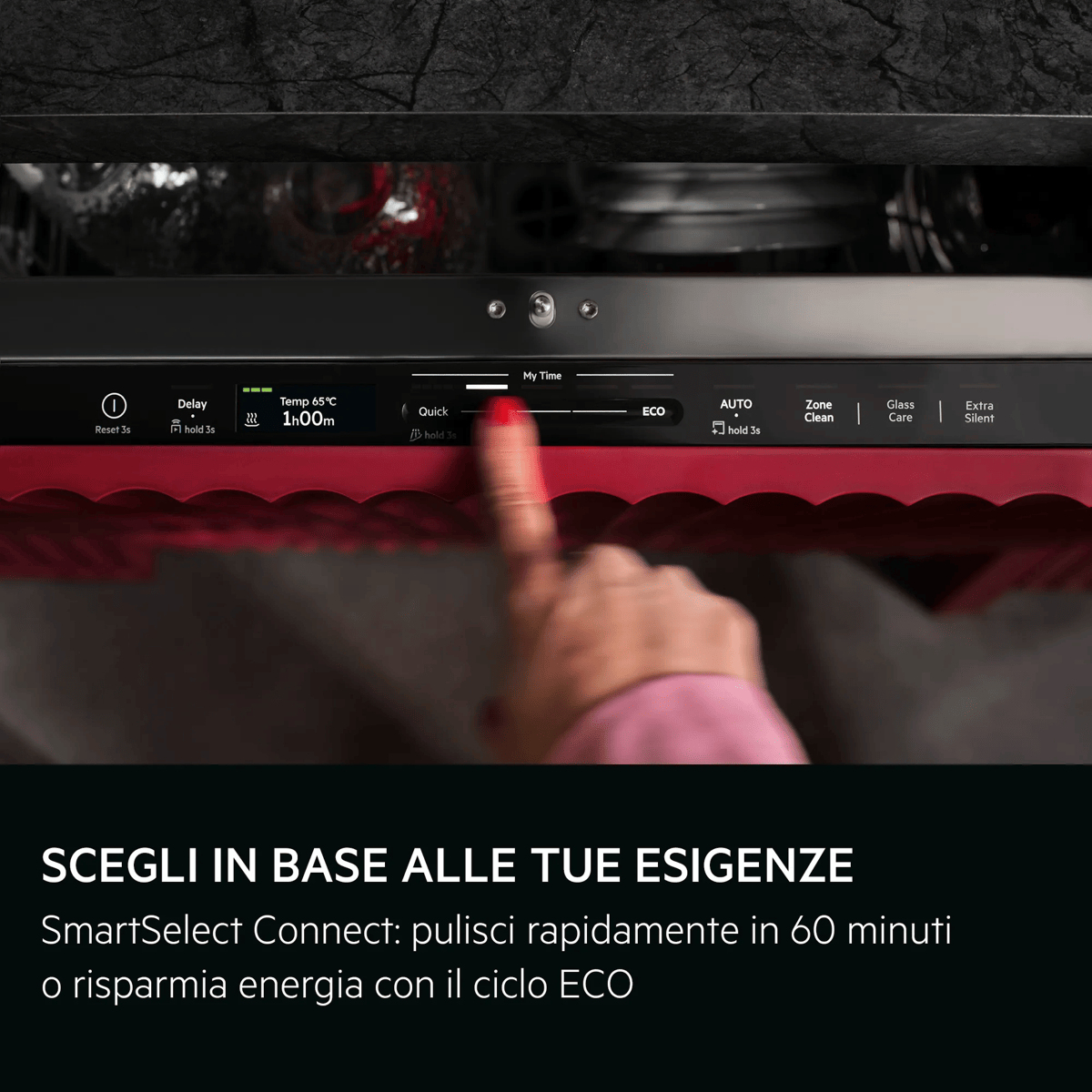 Dito che tocca il pannello di controllo di una lavastoviglie con vari programmi.