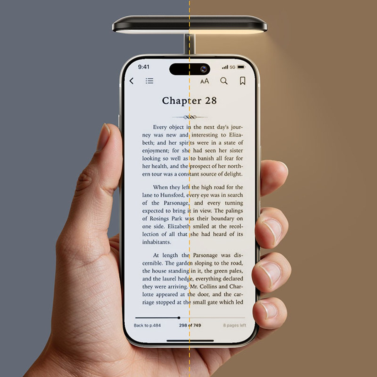 Une main tient un smartphone affichant du texte, éclairé par une lampe de lecture à effet de couleur.