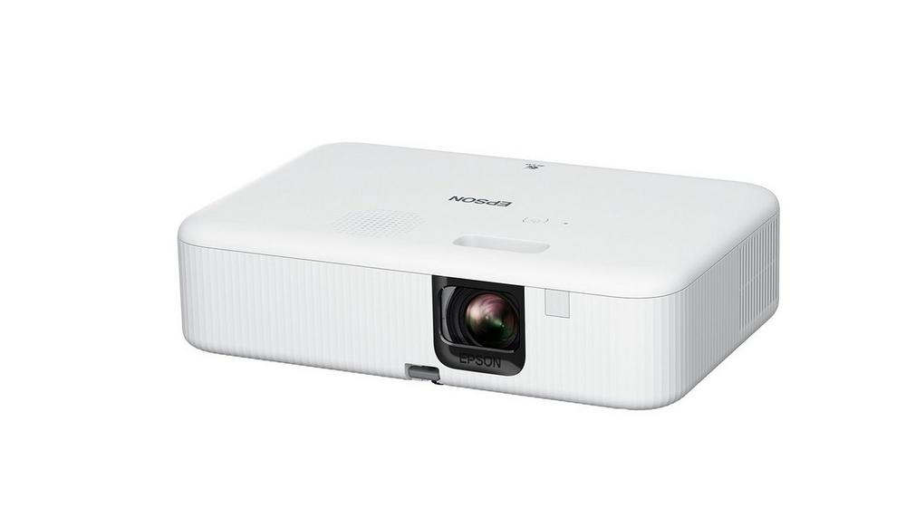 Un proiettore Epson bianco si trova su una superficie bianca con l'obiettivo rivolto in avanti.