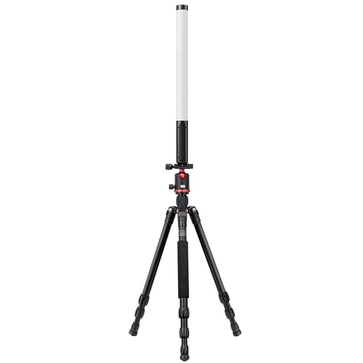 Un tubo de luz LED blanco y largo montado en un trípode negro con detalles en rojo.