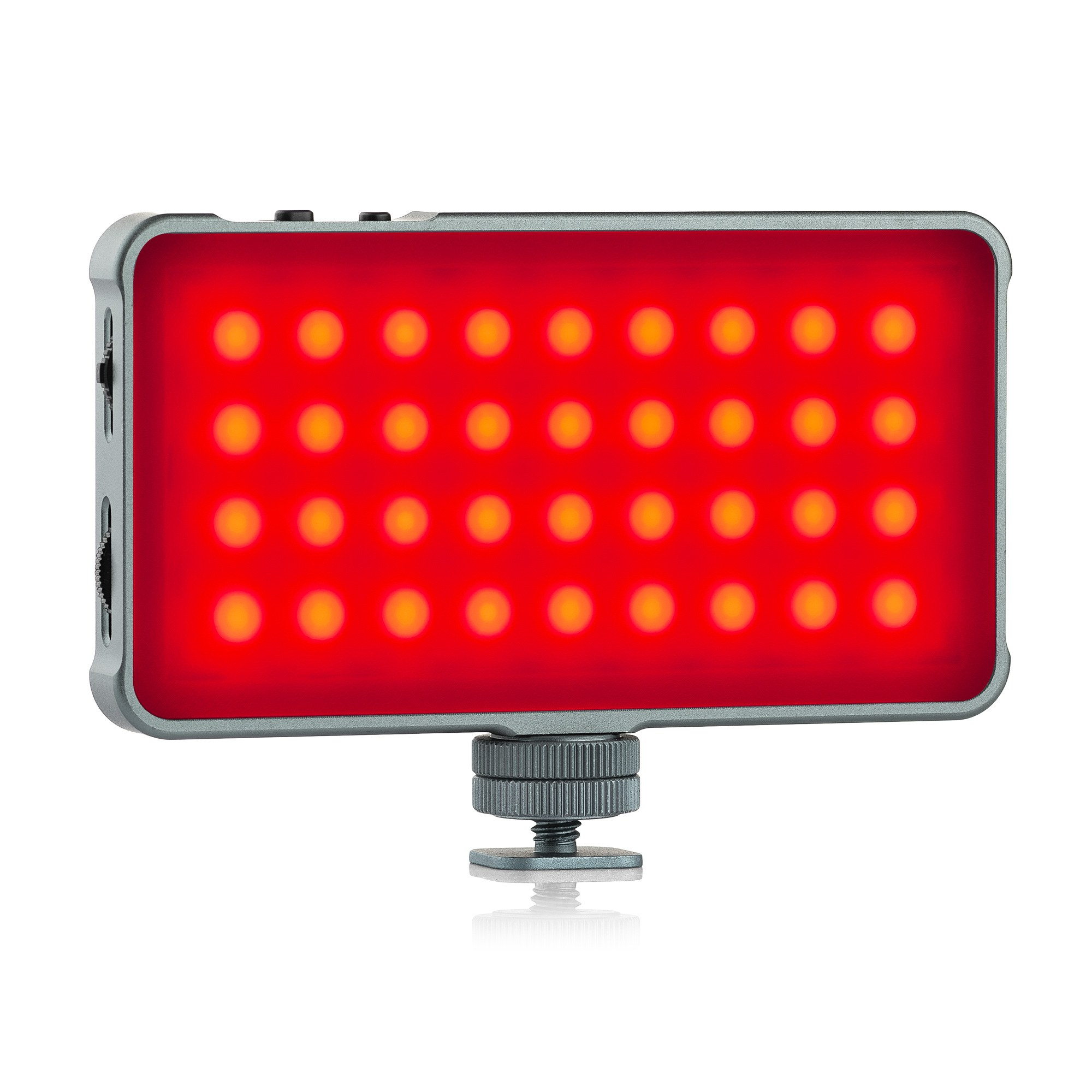 Een compacte rechthoekige LED-videolamp met helderrode oplichtende LED's op een statiefadapter tegen witte achtergrond.