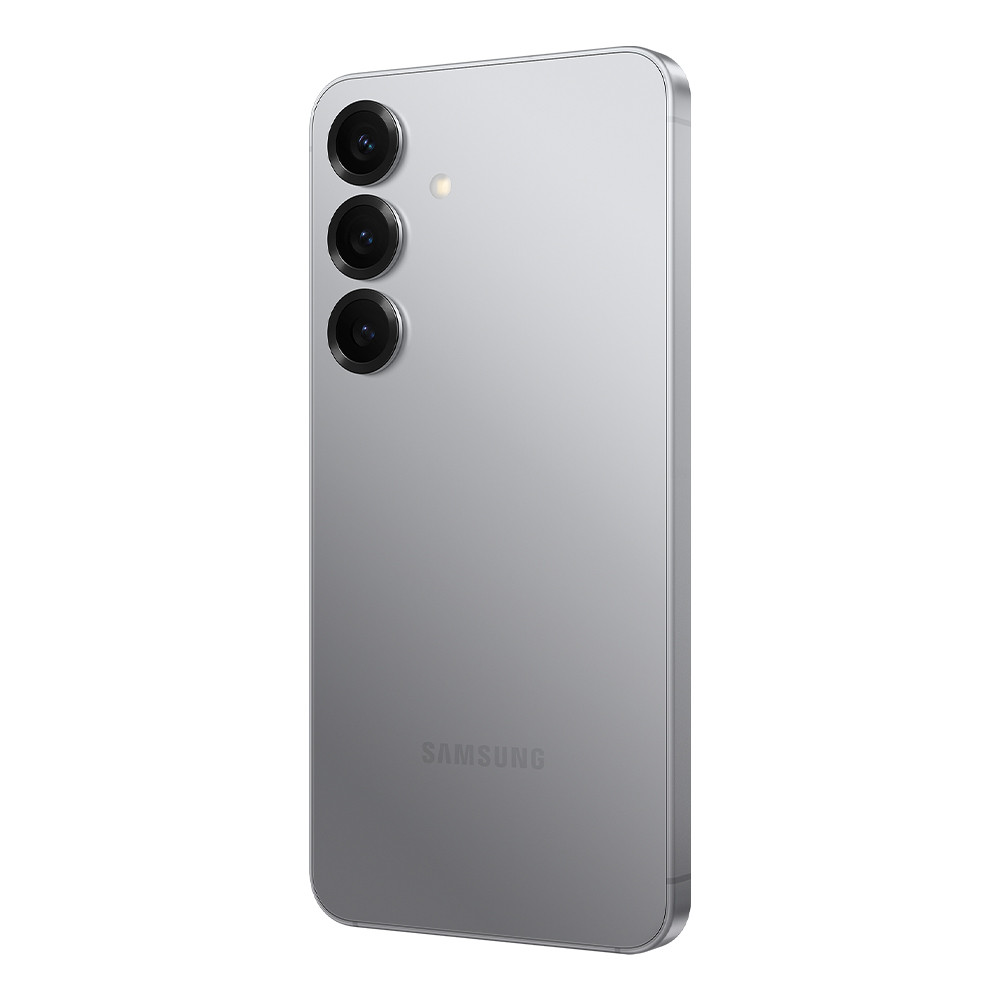 Vista posteriore di uno smartphone Samsung argento con tre fotocamere verticali e il logo Samsung su sfondo bianco.