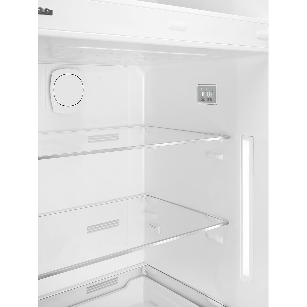 Vista interior de un refrigerador blanco vacío con estantes de vidrio y pantalla digital.