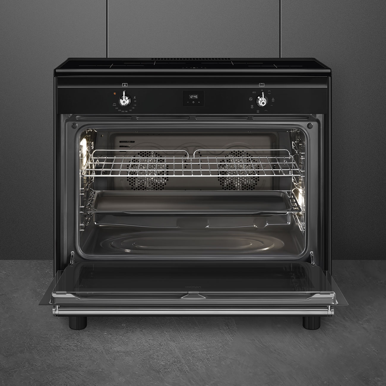 Un forno elettrico nero con la porta aperta mostra una luce interna, una griglia e una teglia.