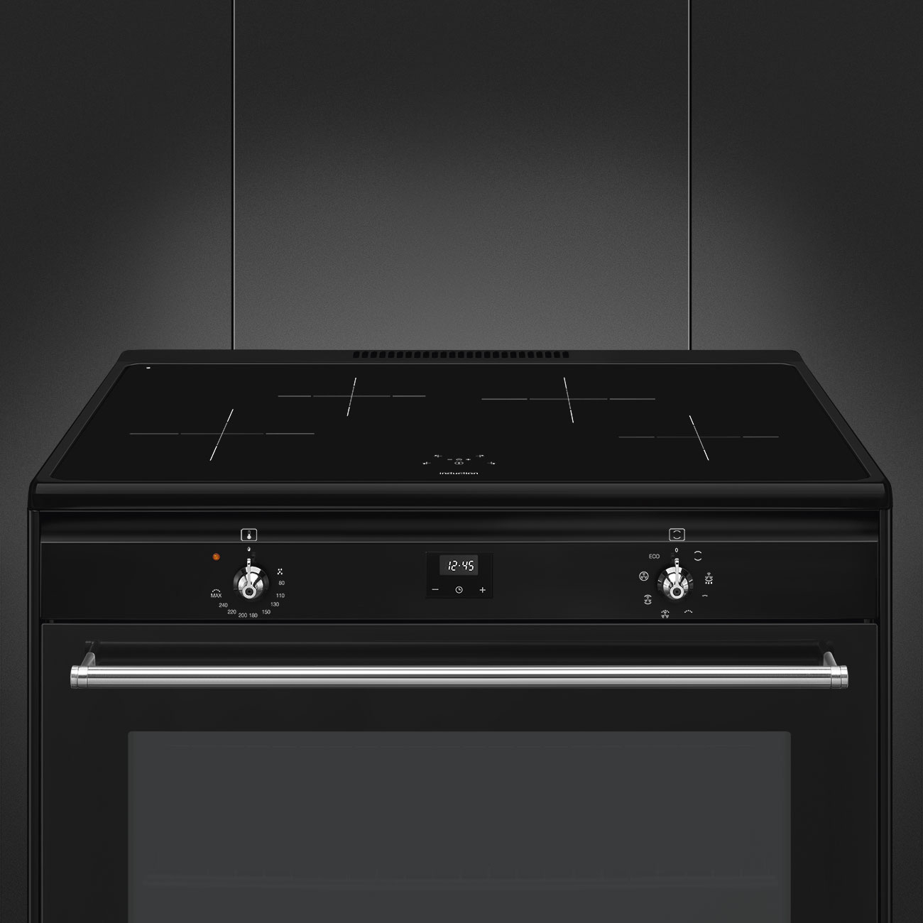 Moderna cucina a induzione nera con maniglie in acciaio inox, display digitale e quattro zone di cottura.