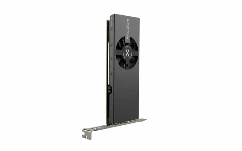 Una scheda grafica Radeon grigio scuro in piedi su sfondo bianco con una ventola.
