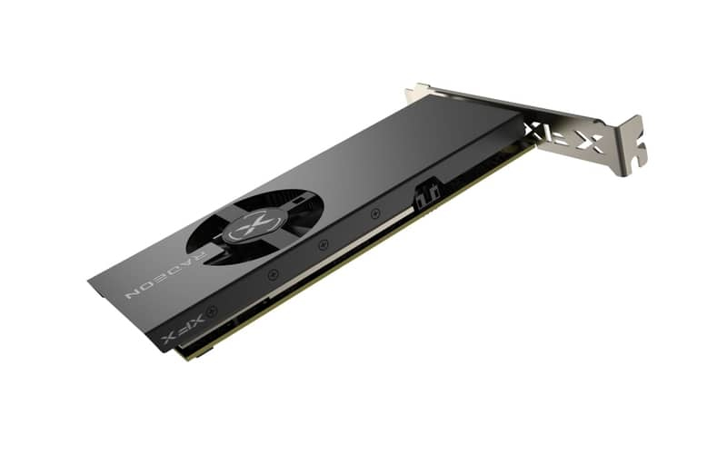 Una scheda grafica XFX nera con una singola ventola e staffa in metallo.