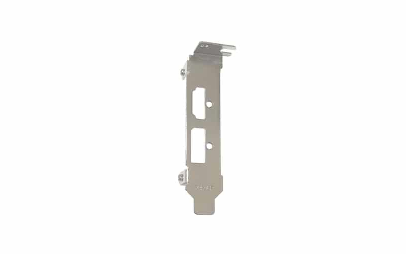 Una staffa per slot PCI low-profile argentata con due aperture su sfondo bianco.