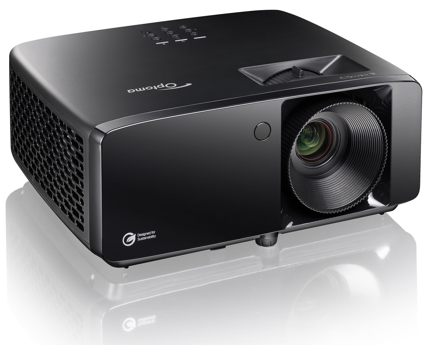 Ein schwarzer Optoma-Projektor mit großer Linse auf weißem Grund.