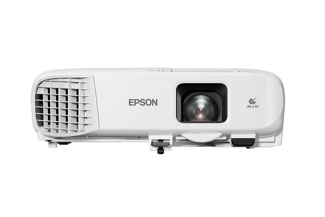 Solda soğutma ızgarası ve orta lensi olan beyaz bir Epson projektör, beyaz arka planda.