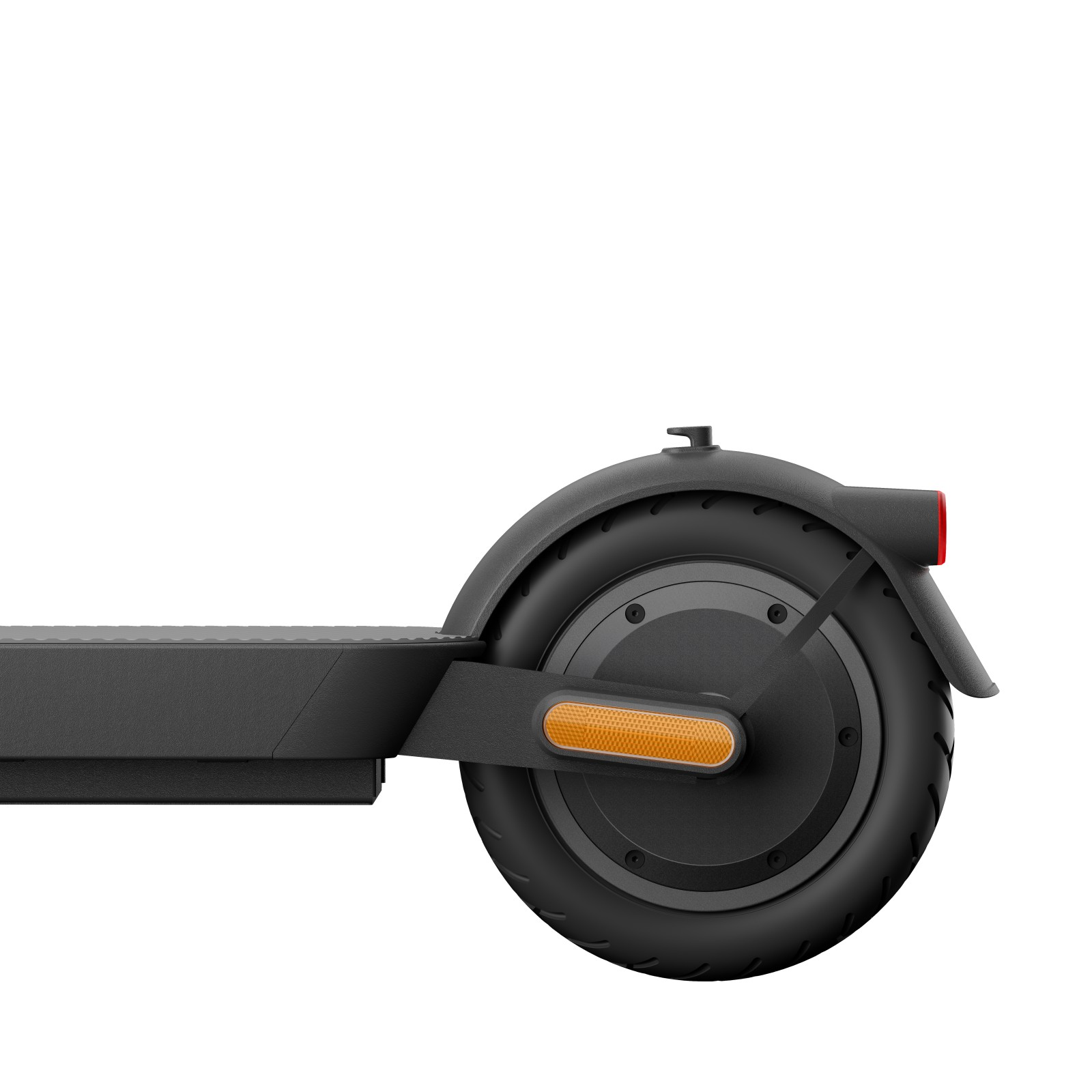 Primo piano della ruota posteriore di un monopattino elettrico nero con catarifrangente arancione e luce rossa.