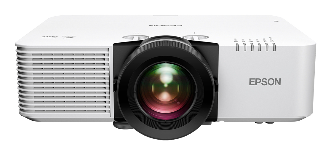 Un proiettore Epson bianco con una grande lente centrale e feritoie di ventilazione laterali su sfondo bianco.