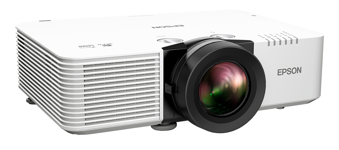 Un proiettore Epson bianco con una grande lente nera su sfondo bianco.