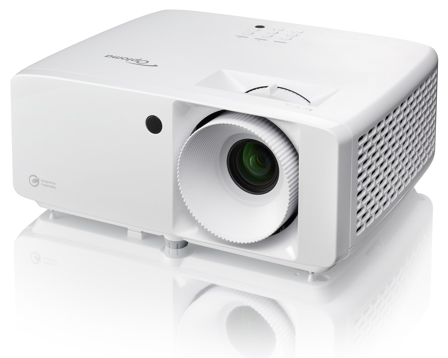 Un proiettore Optoma bianco con una grande lente su una superficie riflettente.
