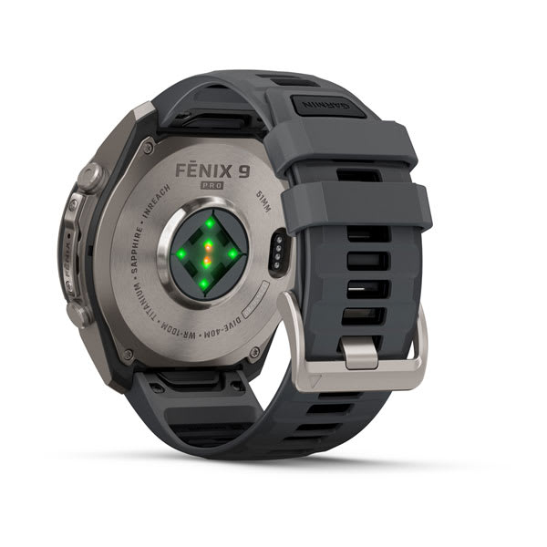 Parte trasera de un reloj inteligente Garmin Fenix 9 Pro con sensores y correa de silicona gris.