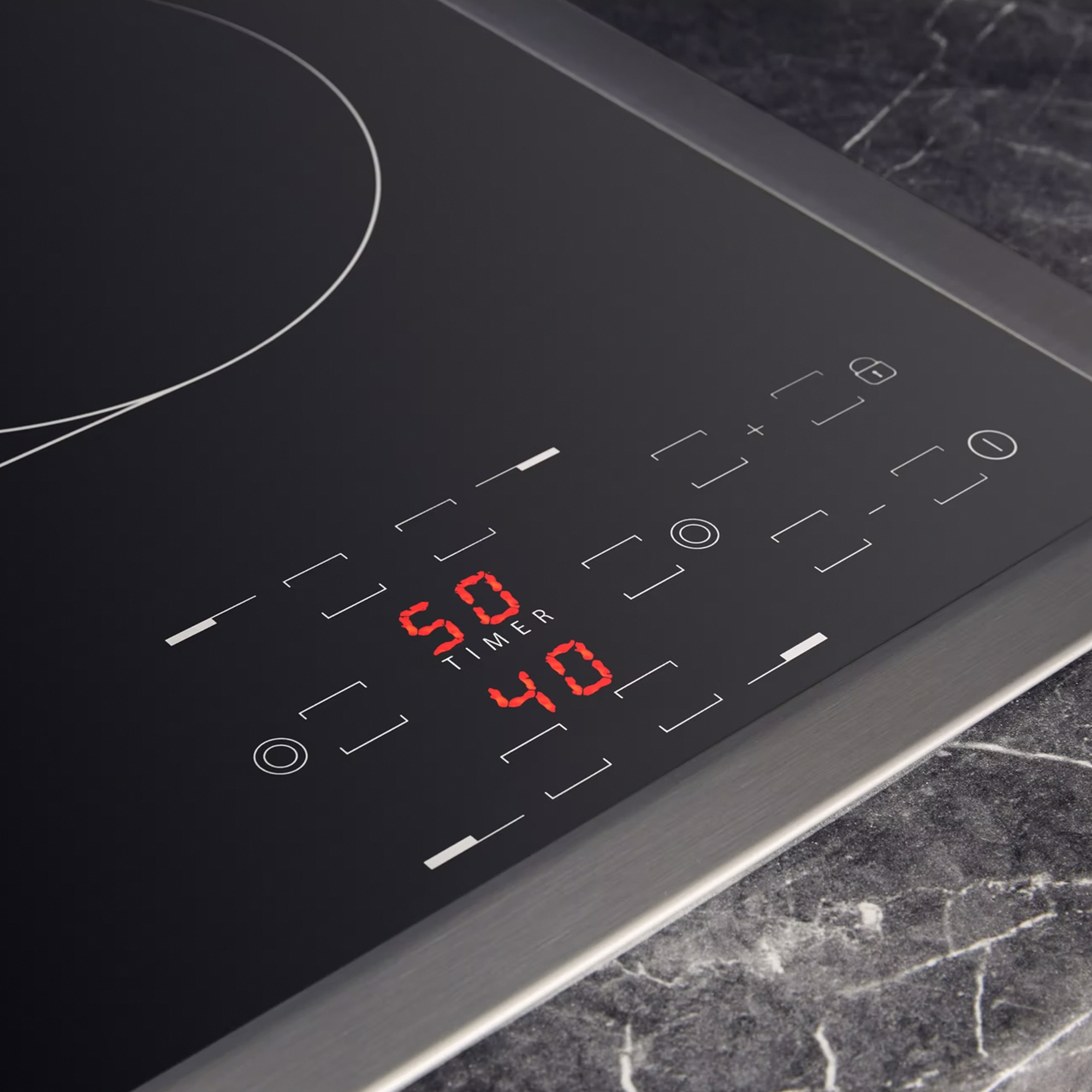 Schwarzes Glaskeramik-Kochfeld mit roten LED-Anzeigen für Timer und Einstellungen sowie Touch-Bedienfeldern.