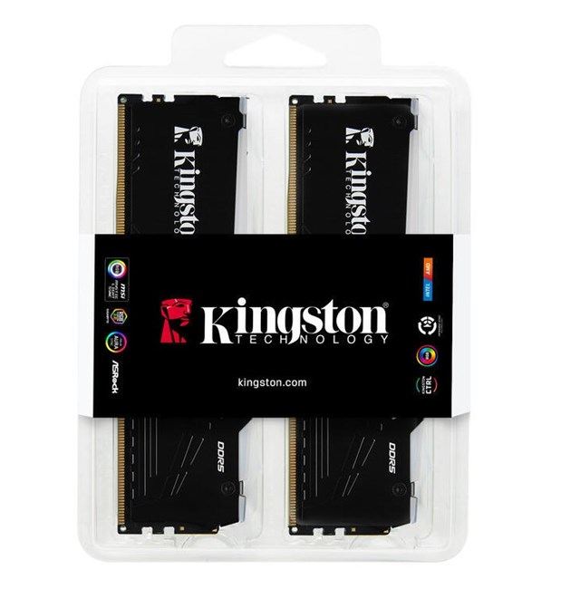 Siyah bantlı şeffaf ambalaj içinde iki siyah Kingston DDR5 RAM çubuğu.