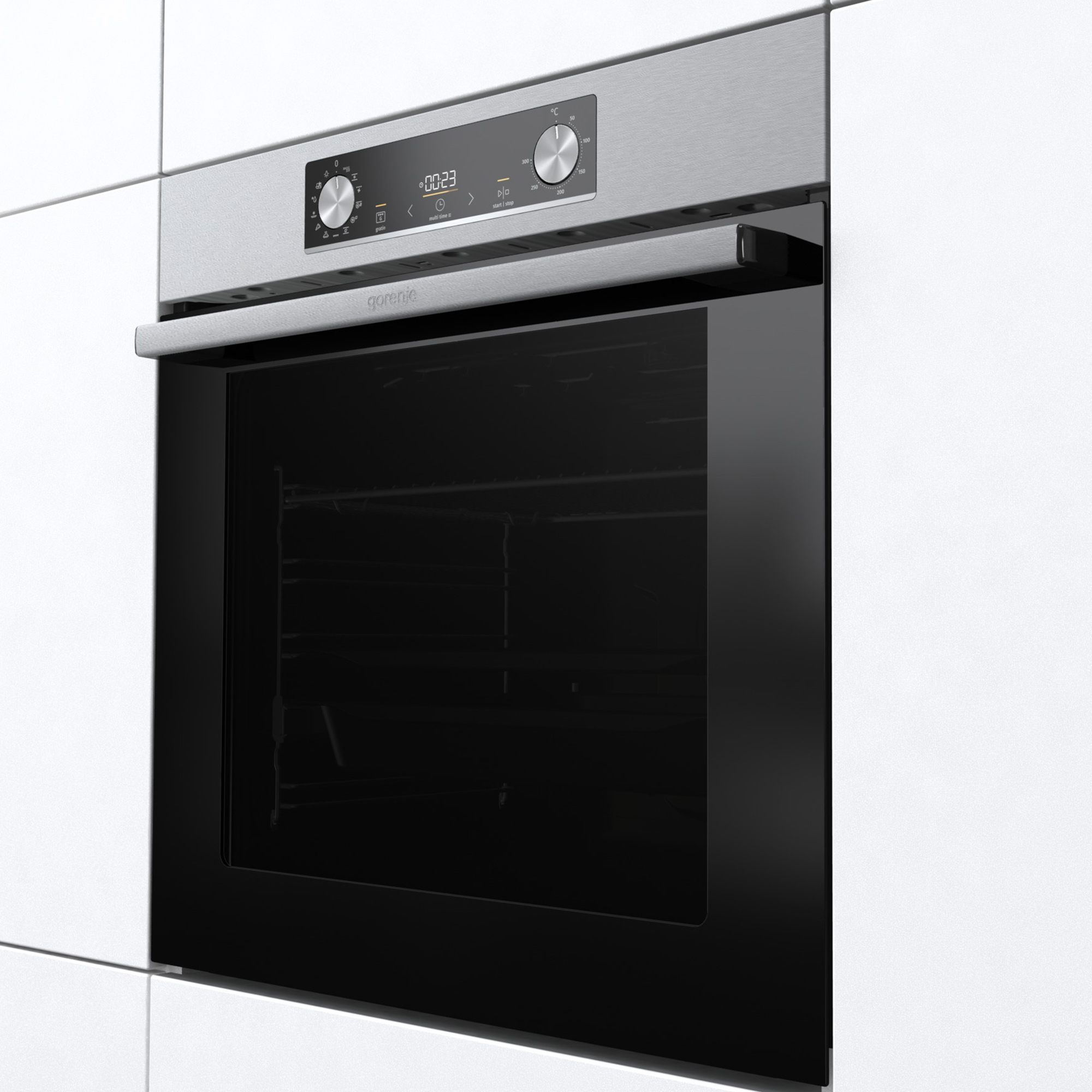 Moderner silberner und schwarzer Einbauofen mit digitalem Display und Drehknöpfen in weißer Wand.
