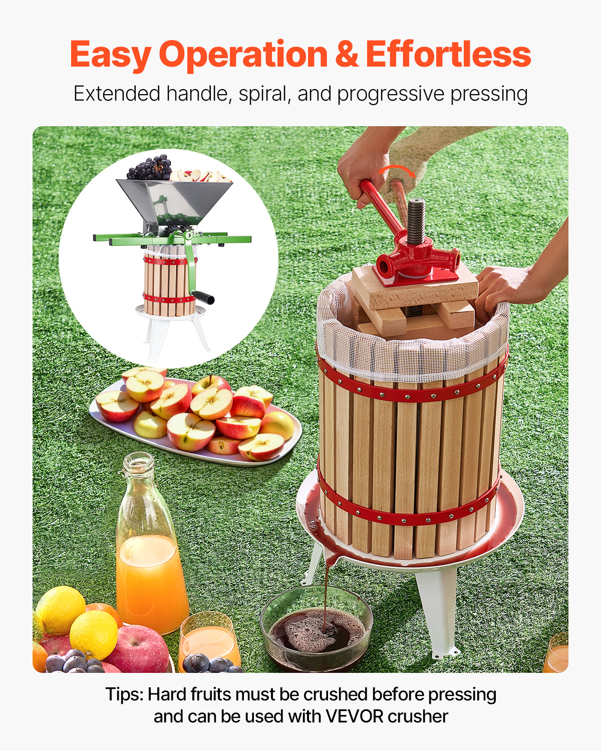 Prensa de fruta de madera en césped, con manzanas, botella de jugo y vasos, mientras el jugo fluye en un tazón.