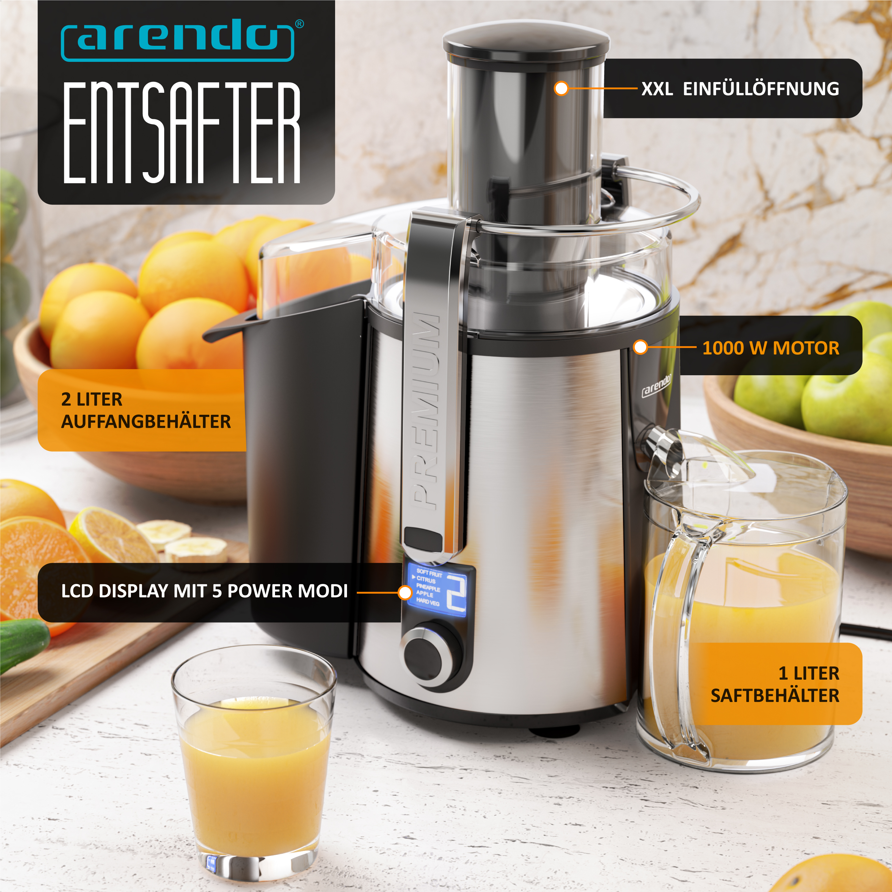 Silber-schwarzer Entsafter auf weißer Arbeitsplatte mit Orangen, Äpfeln und einem Glas Saft.