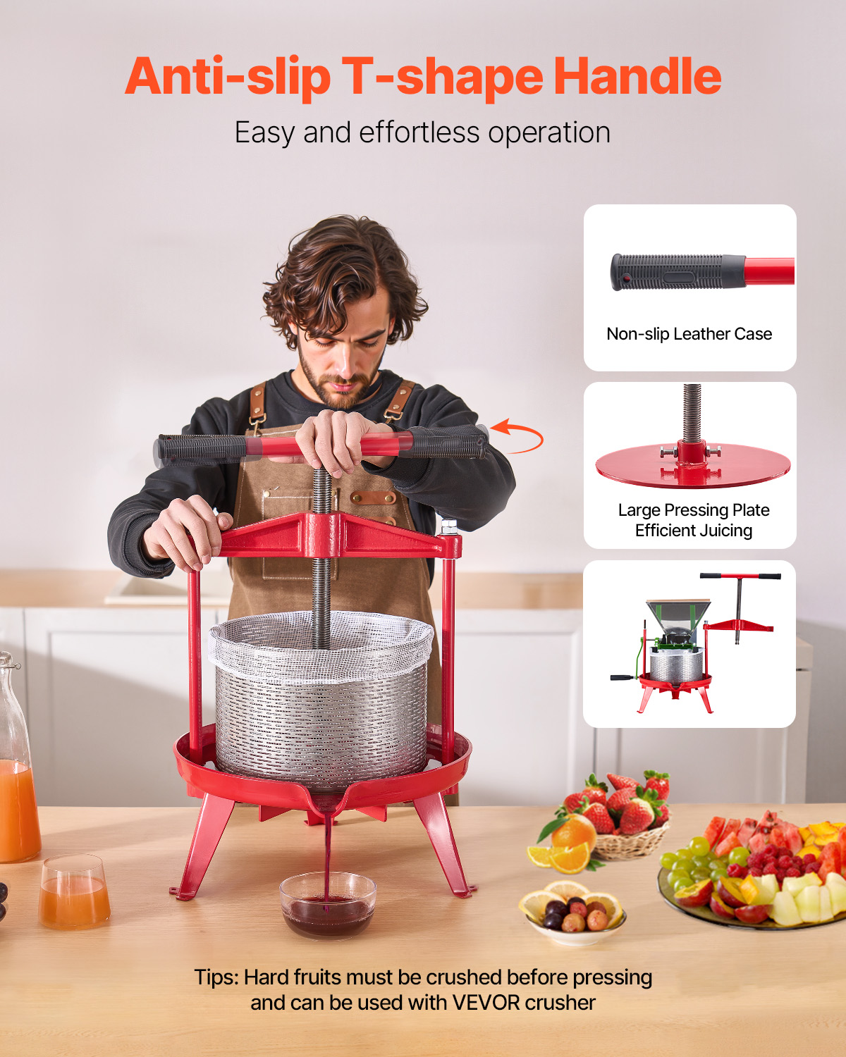 Un hombre usa una prensa de frutas roja en una mesa con fruta fresca, jugo y detalles.
