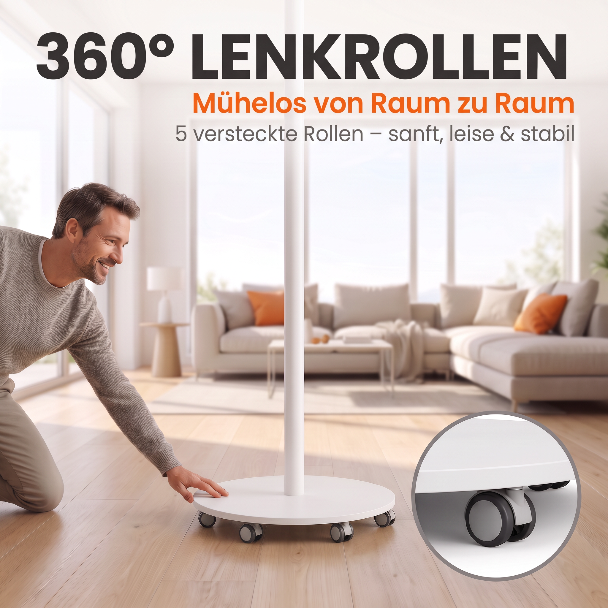 Ein lächelnder Mann kniet auf Holzboden neben einem weißen Ständersockel mit fünf Rollen im Wohnzimmer.
