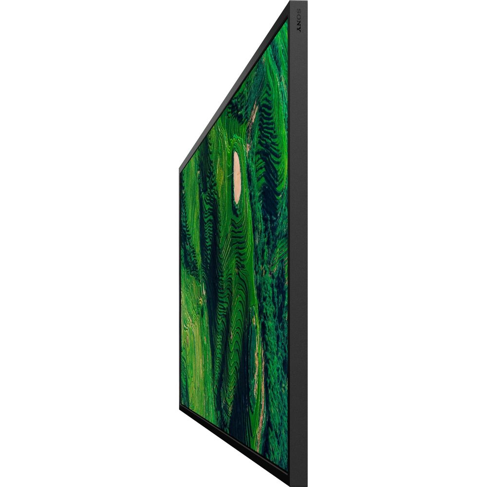 Ein dünner schwarzer Sony-Fernseher im Seitenprofil zeigt eine lebendige grüne Landschaft auf dem Bildschirm.