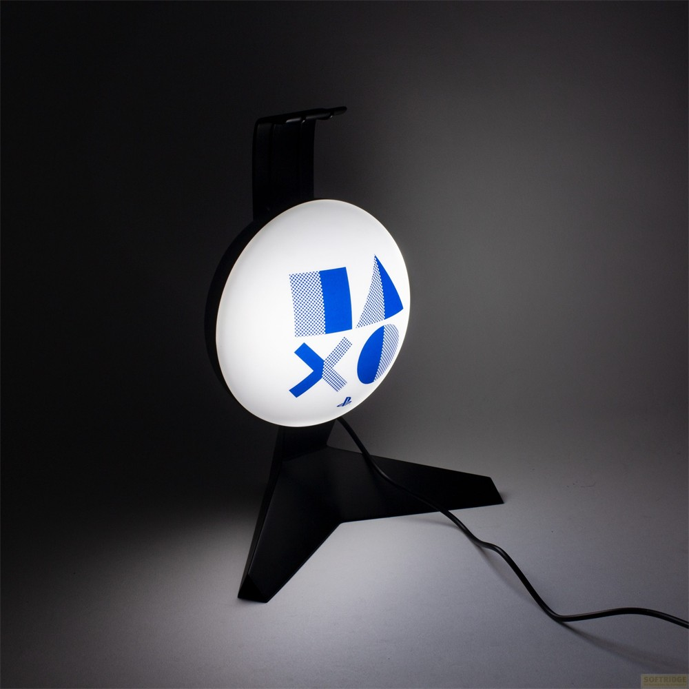 Podświetlana lampa PlayStation na stojaku z niebieskimi symbolami na szarym tle.