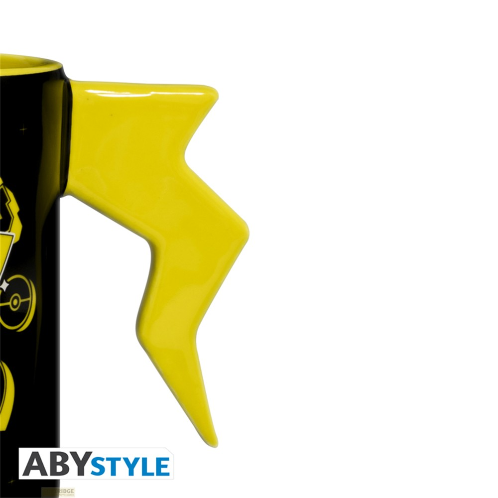 Taza negra con asa de rayo amarillo y detalles amarillos sobre fondo blanco.