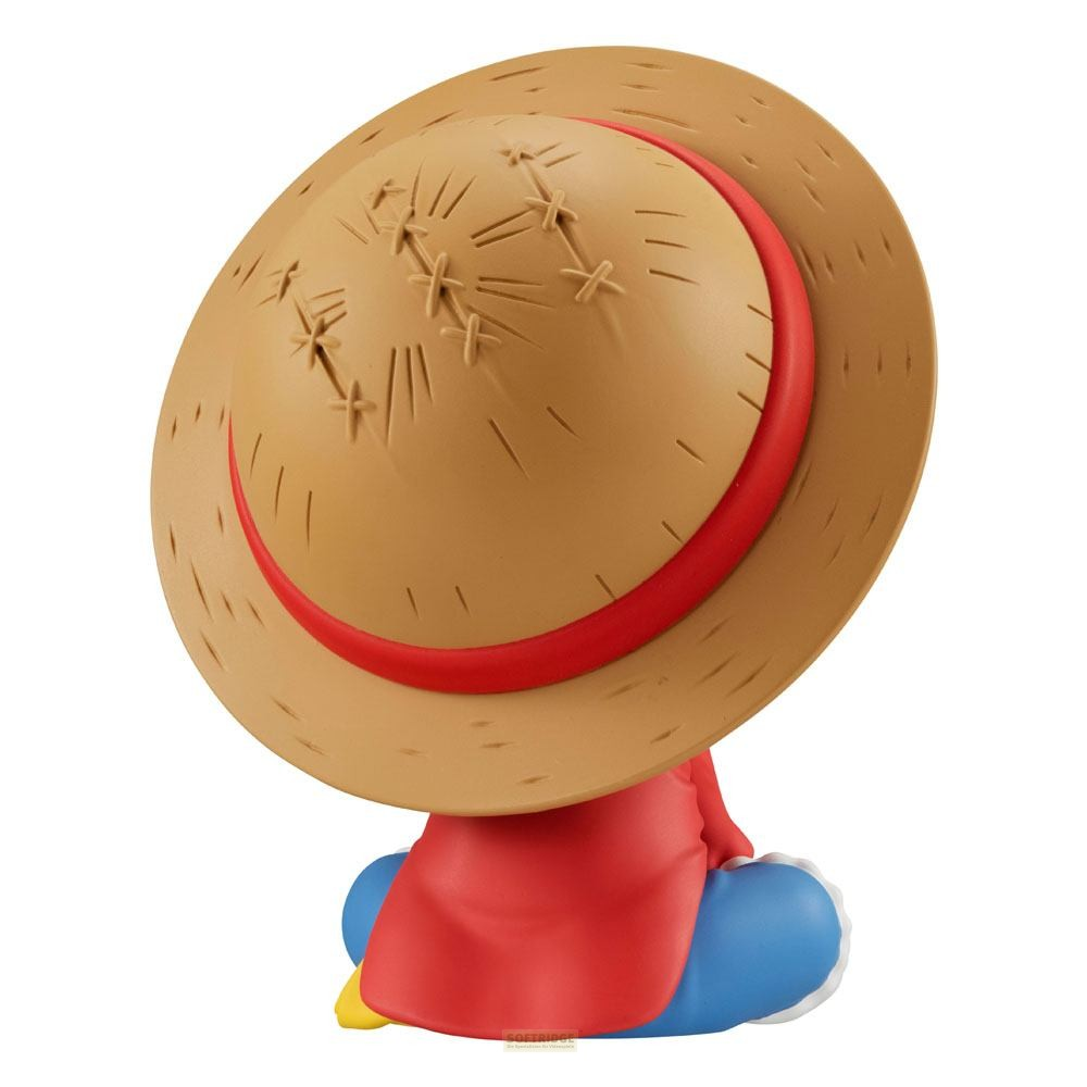 Vista trasera de una figura con sombrero de paja con banda roja, chaleco rojo y pantalones azules.