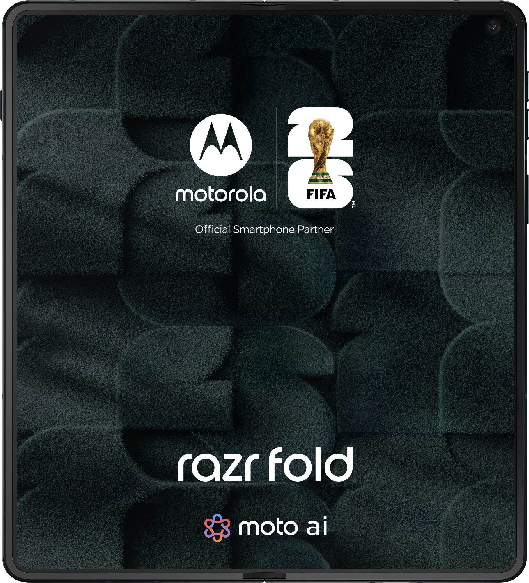 Schermo Motorola razr fold con loghi Motorola e FIFA su sfondo verde scuro testurizzato.