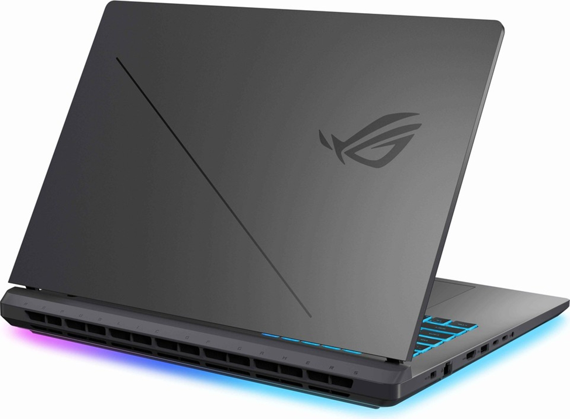 ROG logolu, mavi klavye ışıklı ve beyaz arka planda RGB alt aydınlatmalı gri bir oyuncu dizüstü bilgisayarı.