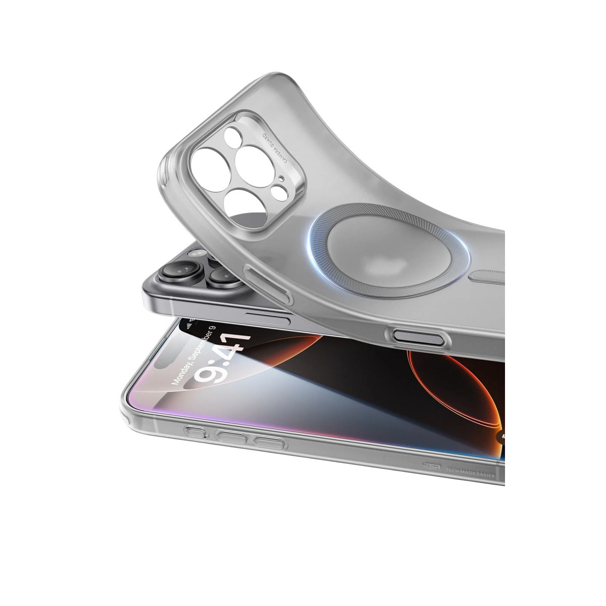 Şeffaf ve esnek bir telefon kılıfı akıllı telefonun üzerinde duruyor, MagSafe halkasını ve kamera deliklerini gösteriyor.